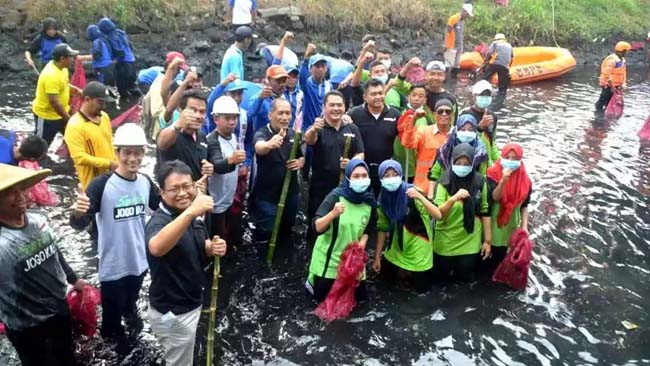 Bupati dan Wabup Jombang pungut Sampah, Nyemplung Kali