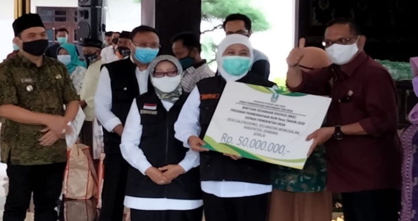 Gubernur Jatim, Khofifah Indar Parawansa bersama Bupati Jombang, Mundjidah Wahab melakukan penyerahan langsung bantuan.