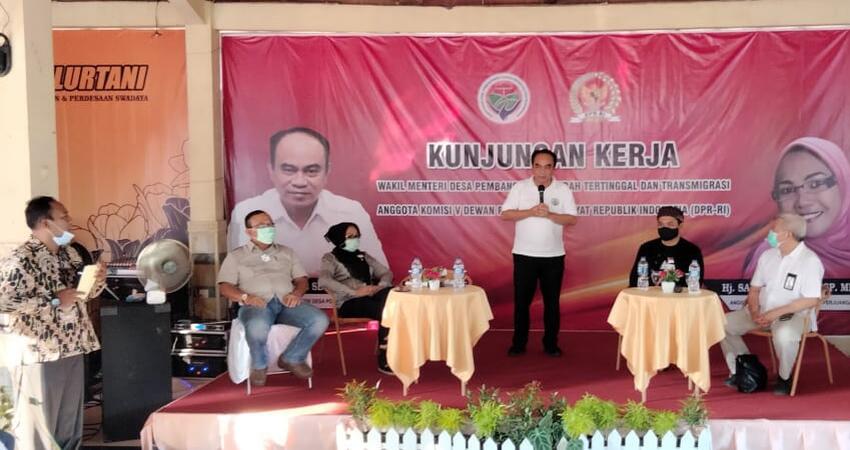 Kegiatan Wamen Desa Pembangunan Daerah Tertinggal dan Transmigrasi bersama Anggota Komisi V DPR-RI Sadarestuwati di Desa Banjaragung, Kecamatan Bareng-Jombang.