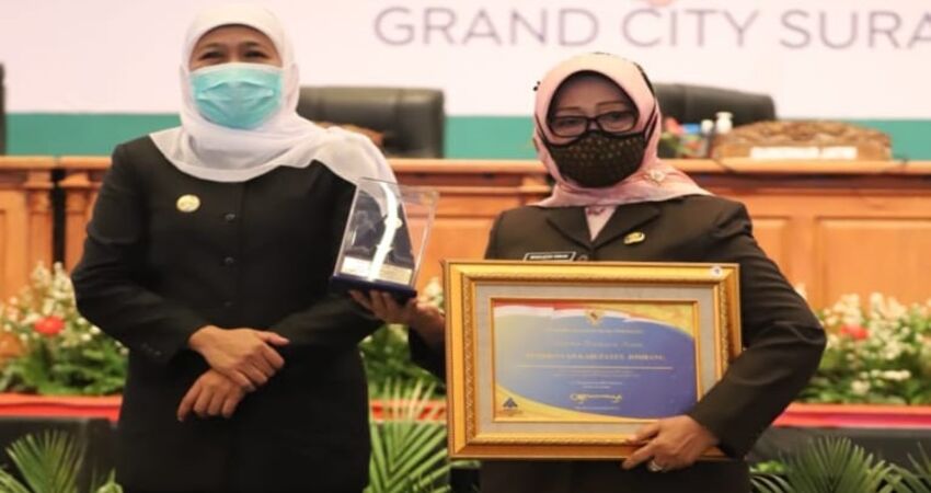 Hj. Mundjidah Wahab bersama Gubernur Jatim saat penyerahan piala dan piagam penghargaan WTP dari Kementerian Keuangan RI,