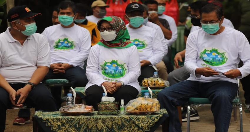 Bupati Jombang, Hj. Mundjidah Wahab saat mencanangkan program 'Resik Kaliku'.