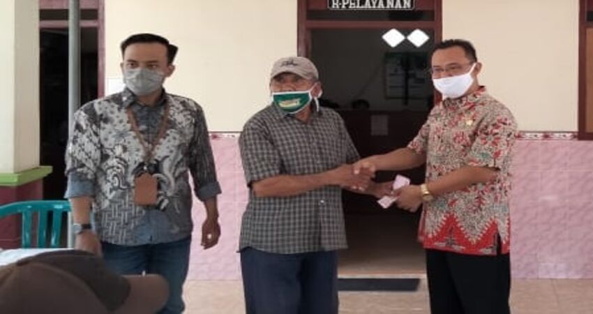 Kades Karanglo, Habib Ghofir, saat menyerahkan bantuan secara simbolis.