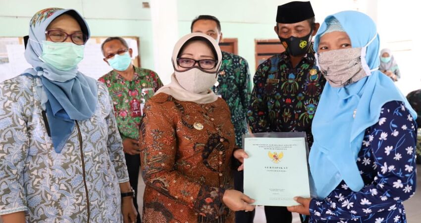 Penyerahan sertifikat tanah kepada warga Desa Pengampon.