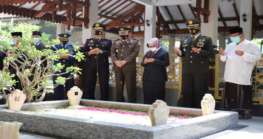 Bupati Jombang didampingi Forkopimda saat ziarah di makam nasional.