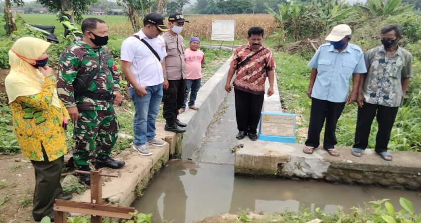 Peninjauan proyek irigasi P3TGAI di Desa Penggaron Kecamatan Mojowarno.