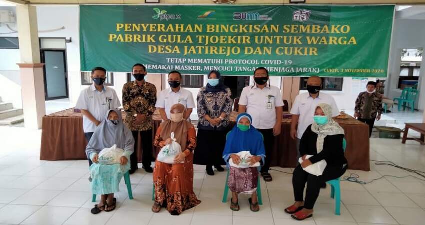 Penyerahan bantuan sembako kepada warga masyarakat Desa Jatirejo dan Desa Cukir.