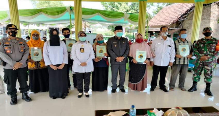 Kegiatan penyerahan sertifikat PTSL yang dihadiri Wakil Bupati Jombang Sumrambah, dengan didampingi Kepala BPN Jombang, Tutik Agustiningsih,serta Muspika Jogoroto.