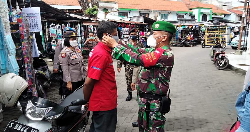 Muspika dan Ormas Jombang Kampanye Prokes di Super Market dan Pasar