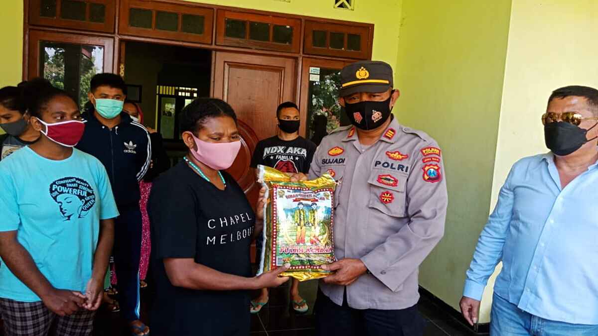 Polres Jombang Bantu Mahasiswa Papua di Masa Pandemi Covid-19