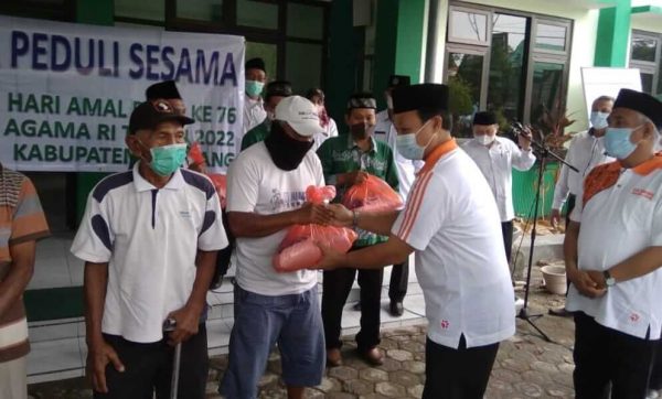 Hari Amal Bhakti, Kemenag Jombang Bagikan 2021 Paket Sembako ke Abang Becak