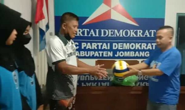 Suport Olah Raga Voli, BMI Jombang Beri Bantuan Kelengkapan Olah Raga