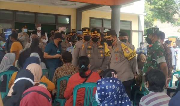 Wakapolda Jatim Pantau Percepatan Vaksinasi di Balai Desa Sengon Jombang