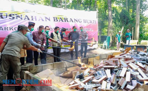 Kejari Jombang Musnahkan Barang Bukti dari 246 Perkara