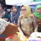 Tekan Laju Inflasi, Bupati Jombang Pimpin Pelaksanaan Pasar Murah di Cukir