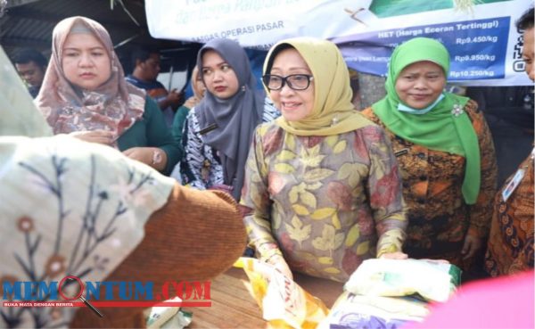 Tekan Laju Inflasi, Bupati Jombang Pimpin Pelaksanaan Pasar Murah di Cukir