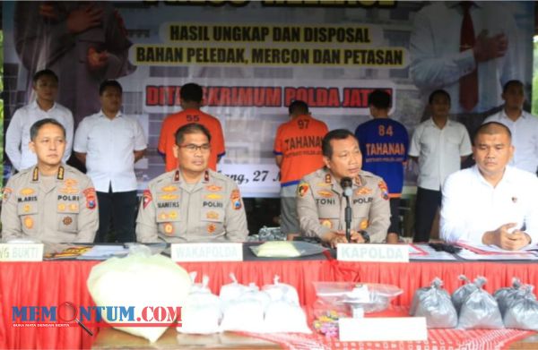 Ditreskrimum Polda Jatim Sita 231 Kg Petasan berikut Tiga Pelaku mulai Pemodal hingga Peracik Bahan Petasan