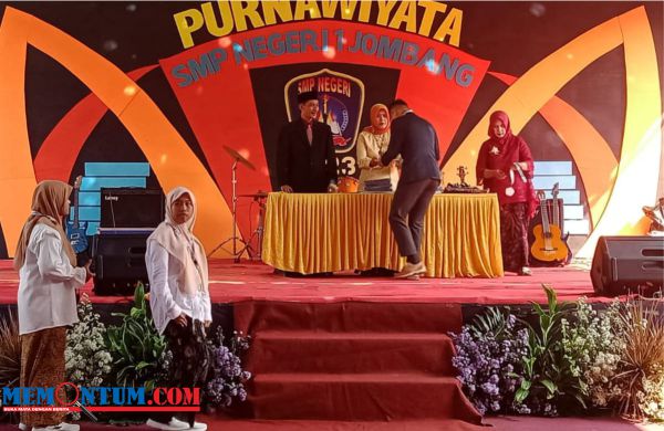 Prosesi Purnawiyata 321 Pelajar SMPN 1 Jombang Diikuti Sekda dan Kadiknas